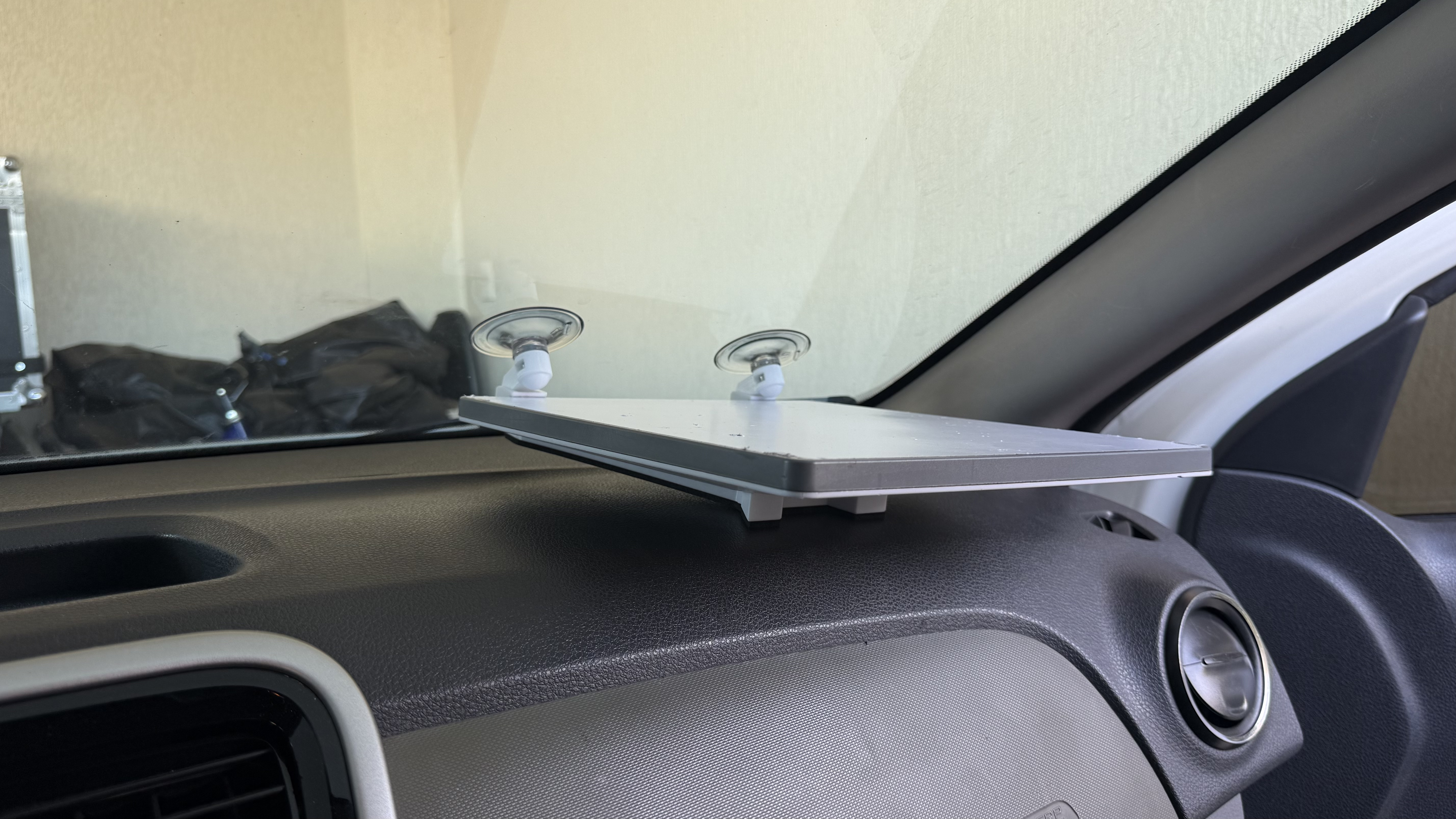 Antena Starlink Mini firme no painel com o suporte Star Shopp