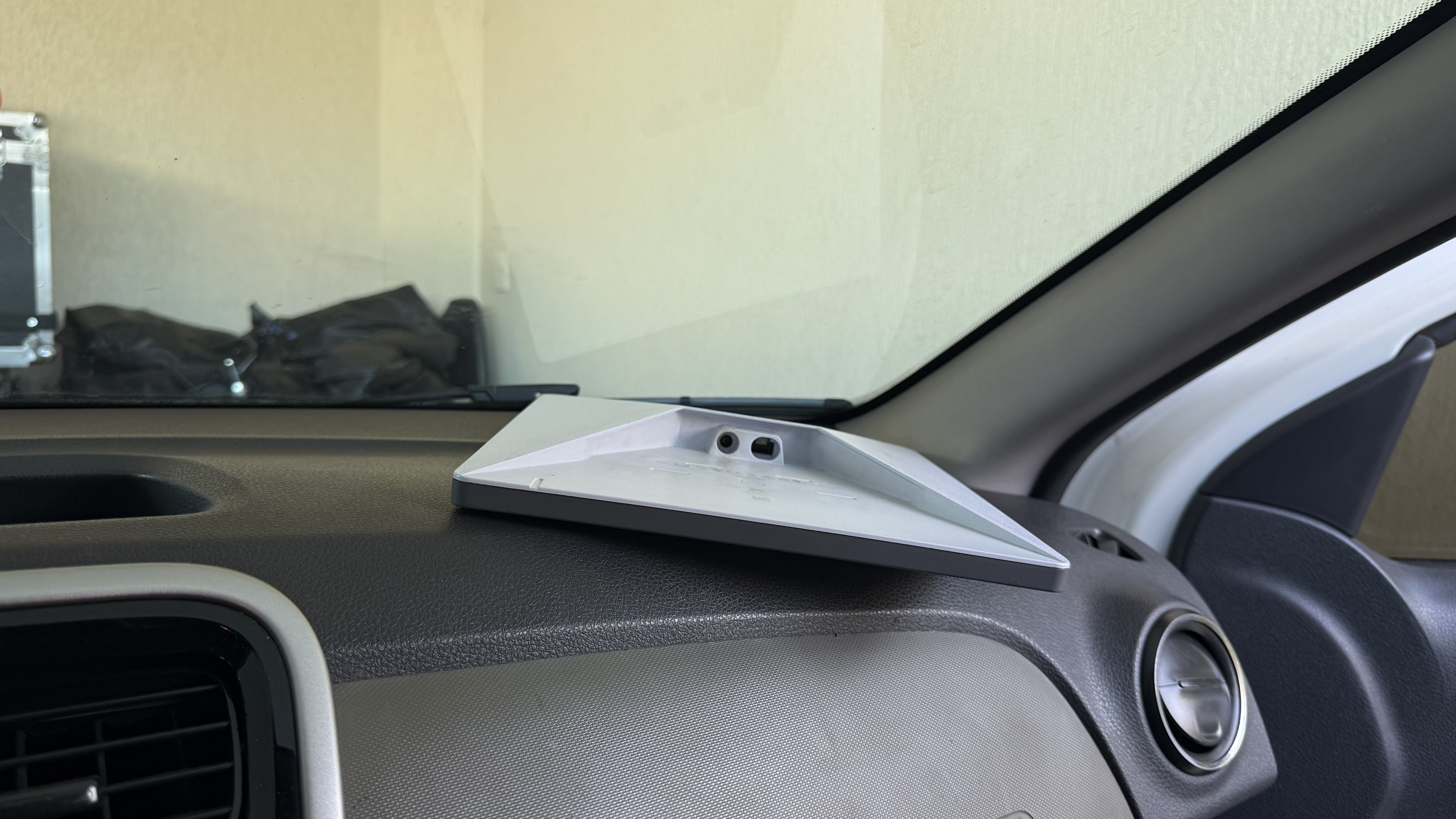 Antena Starlink Mini solta no painel, sem suporte